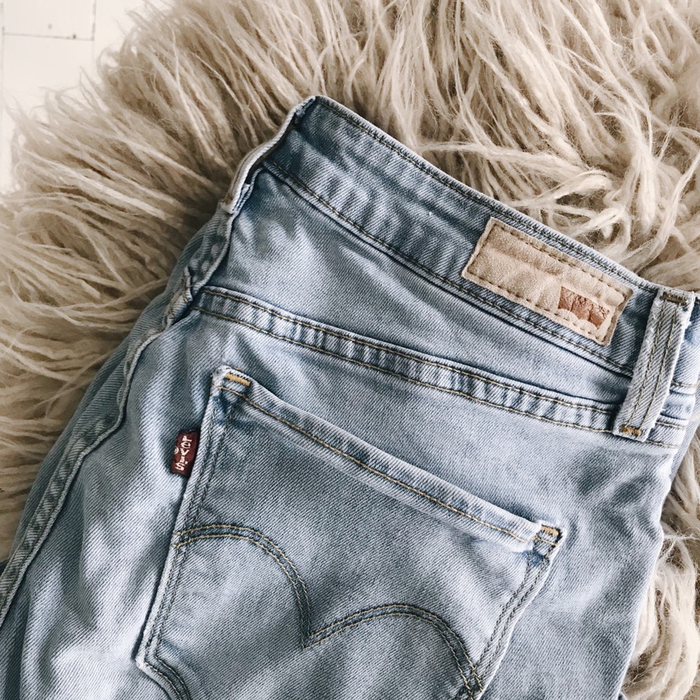 Levi’s | light wash high waisted jean 28